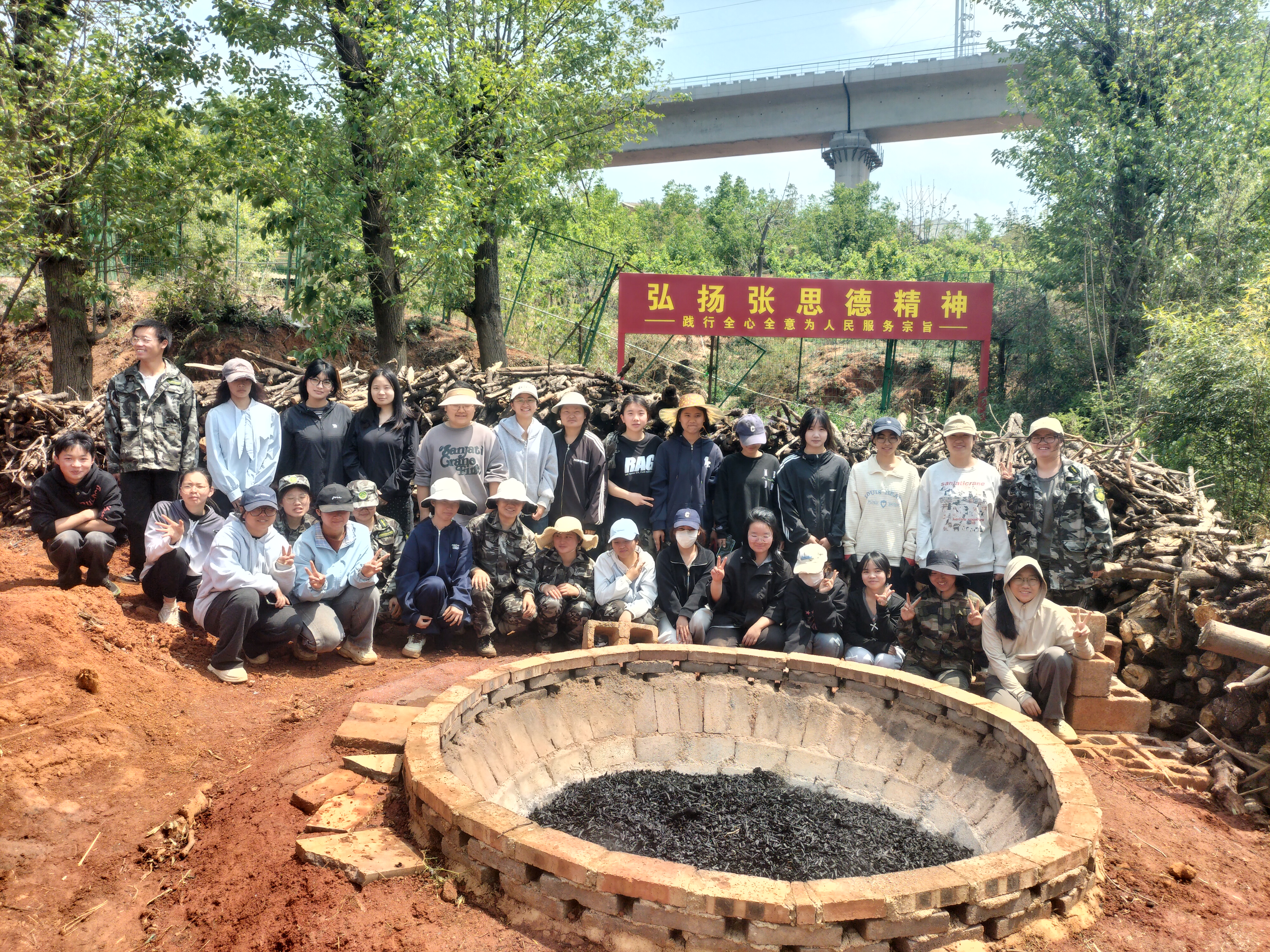 校地联动赋新能 生物炭助烤烟移栽提质增效